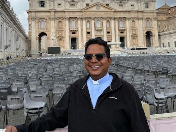 Priest braves heatwave to highlight persecution